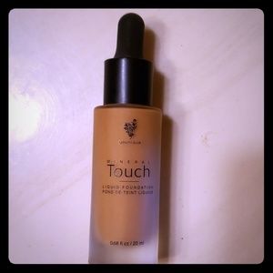 Younique  Liquid  touch foundation